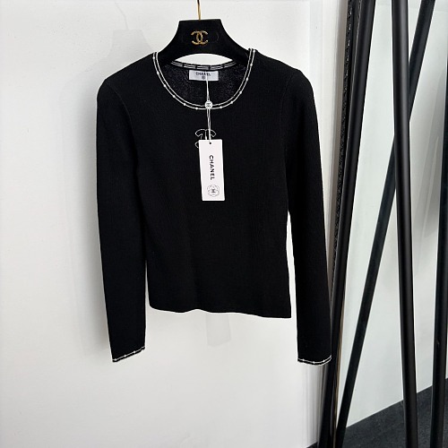Contrast Trim Embroidered Icon Detail Slim Fit Crew Neck Knit Top
