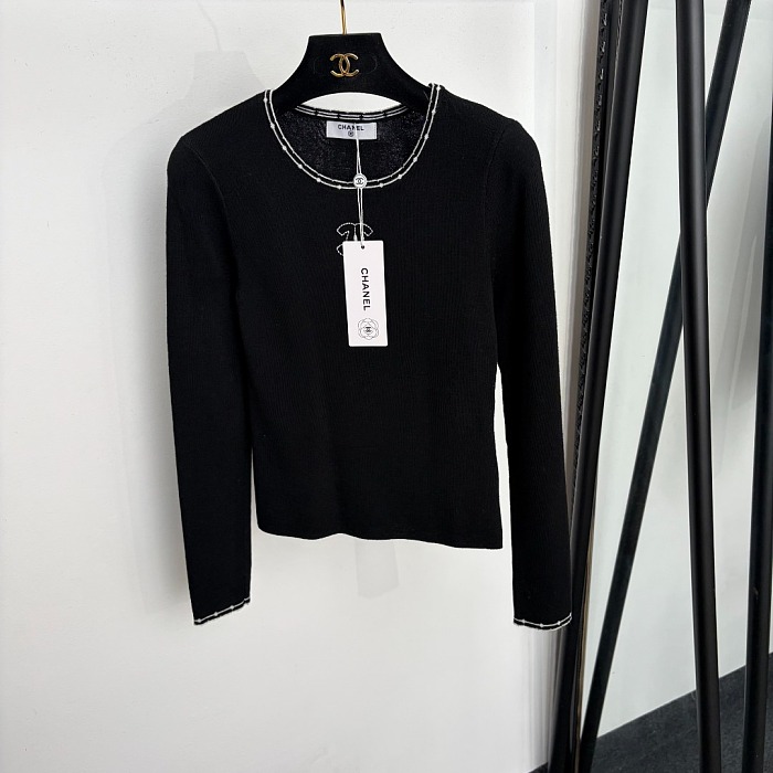 Contrast Trim Embroidered Icon Detail Slim Fit Crew Neck Knit Top