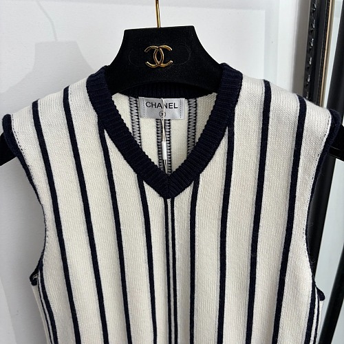 Ribbed Embroidered Letter V-Neck Wool Knit Tank Top