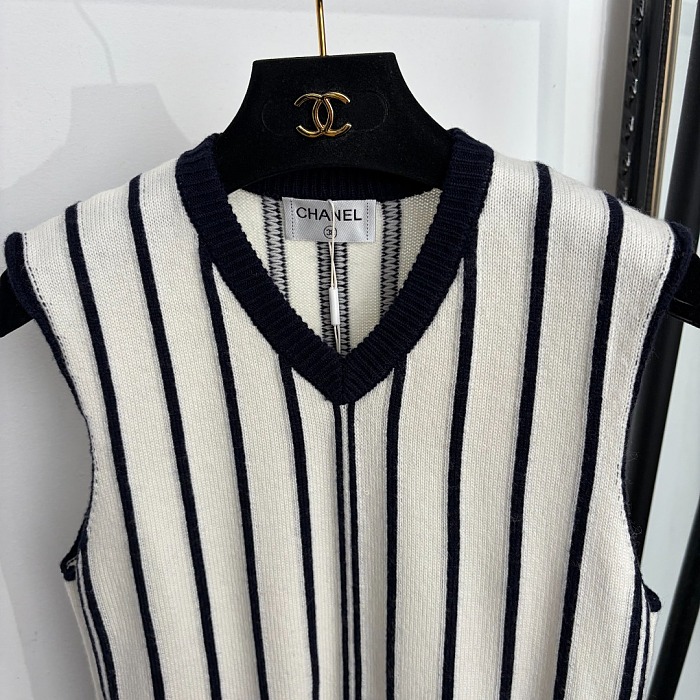 Ribbed Embroidered Letter V-Neck Wool Knit Tank Top
