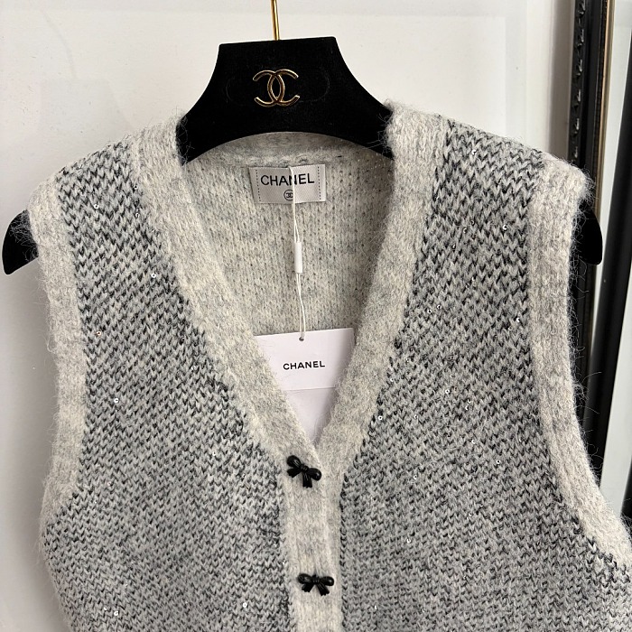 Bow Button V-Neck Knit Vest Top