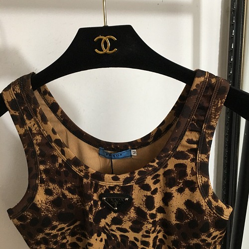 Chic Leopard Print Triangular Graphic Cropped Cami Top