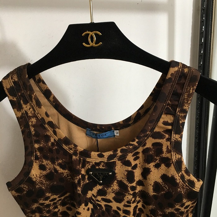 Chic Leopard Print Triangular Graphic Cropped Cami Top