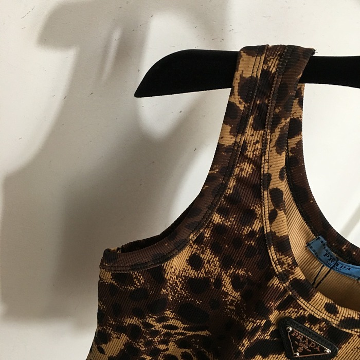 Chic Leopard Print Triangular Graphic Cropped Cami Top