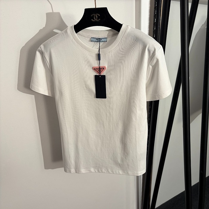 Sleek Icon Plaque Fitted Short Sleeve Tee