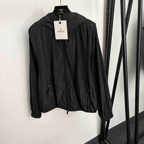 Lightweight Zip Pocket Hooded Windbreaker Jacket