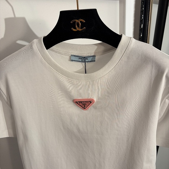 Sleek Icon Plaque Fitted Short Sleeve Tee