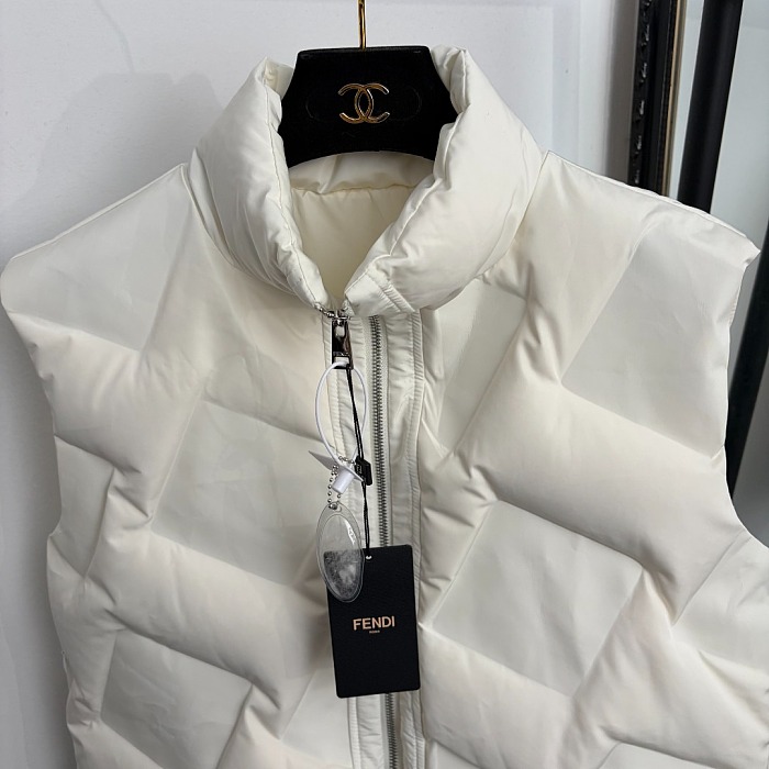 Embossed Pattern Zip Up Stand Collar Puffer Vest