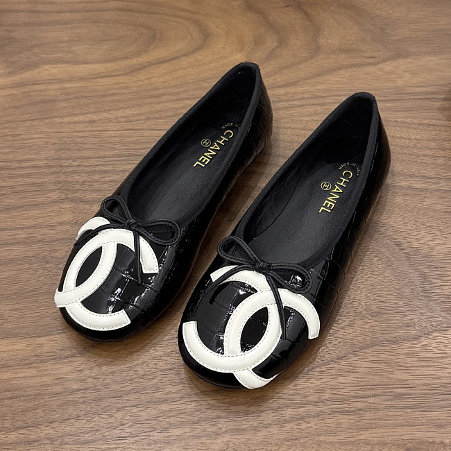 Black Patent Leather Bow Accent Ballet Flats With Contrasting
