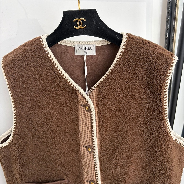 Contrast Trim Letter Embroidered Fleece Vest Jacket