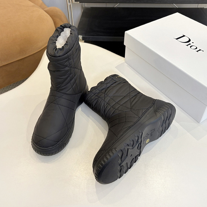 Black Quilted Puffer Snow Boots With Plush Lining