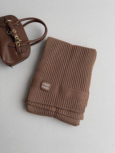 Cozy Ribbed Wool Cashmere Scarf With Subtle Graphic Patch