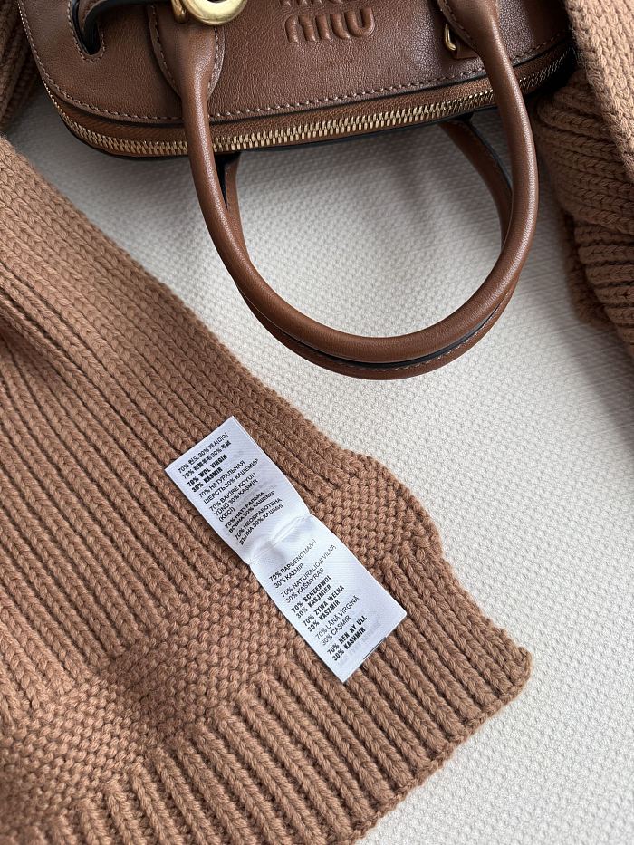 Cozy Ribbed Wool Cashmere Scarf With Subtle Graphic Patch