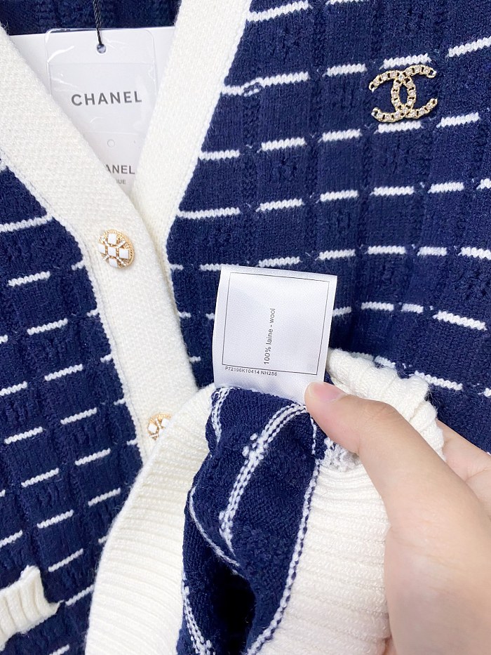 Chic Contrast Trim V-Neck Breathable Knit Cardigan
