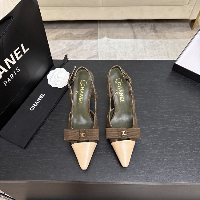 Two-Tone Pointed Toe Heeled Slingback Pumps With Bow And Detail