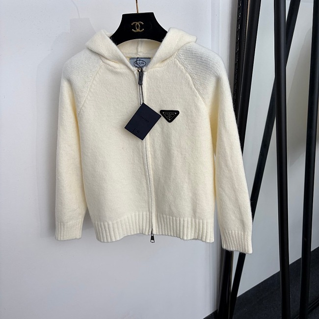 Chic   Knit Cropped Hooded Cardigan With Graphic Metal Accent