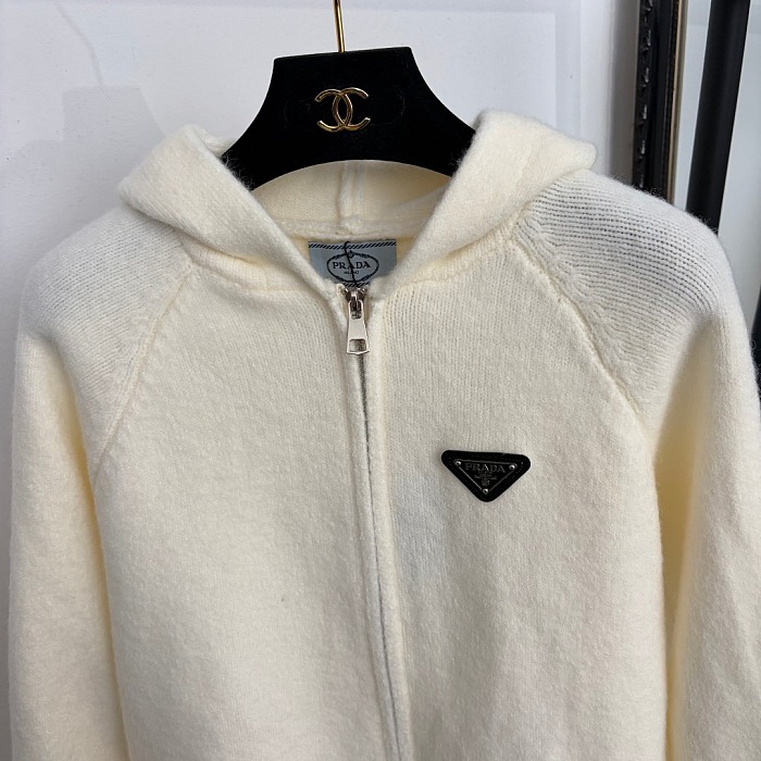 Chic   Knit Cropped Hooded Cardigan With Graphic Metal Accent