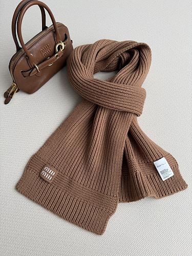 Cozy Ribbed Wool Cashmere Scarf With Subtle Graphic Patch