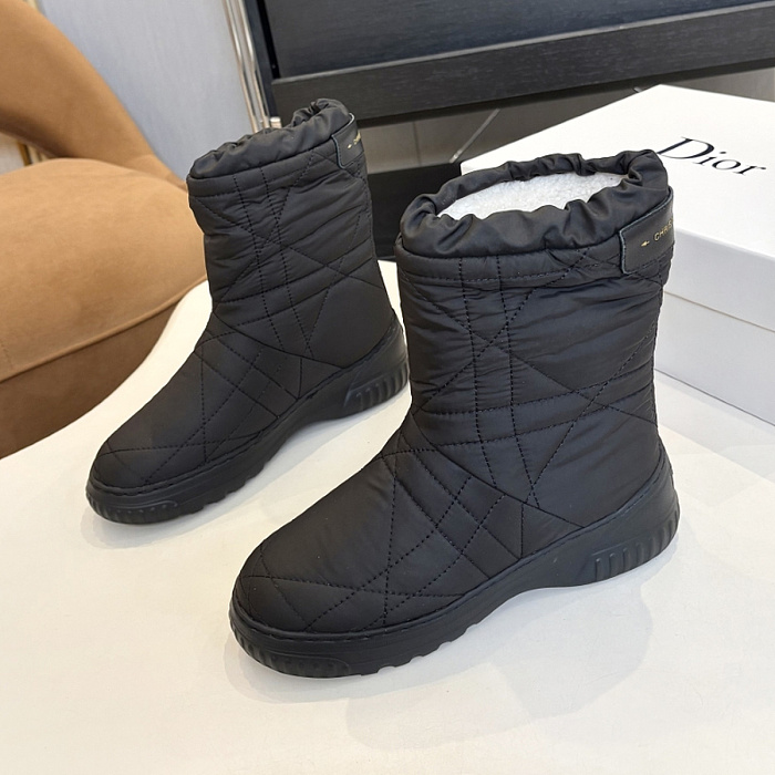 Black Quilted Puffer Snow Boots With Plush Lining
