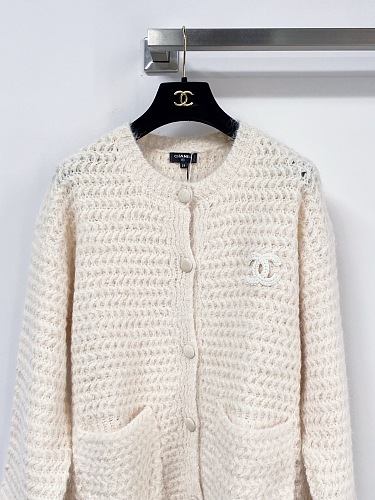 Breathable Knit V-Neck Cardigan With Chic Letter Print Detail