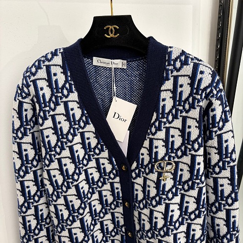 Crystal Bumblebee Icon Detail V Neck Wool Knit Cardigan