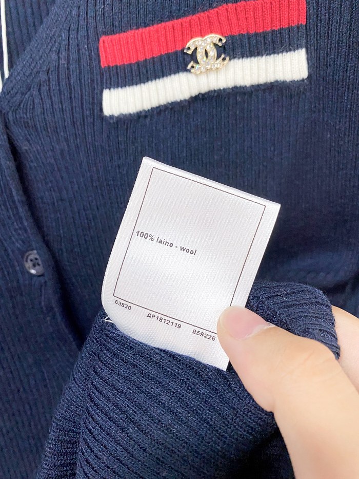 Minimalist Icon Detail Breathable Knit Long Sleeve Top