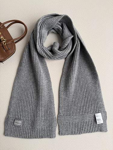 Cozy Ribbed Cashmere Winter Scarf With Minimalist Patch Detail