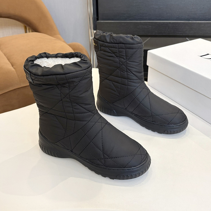Black Quilted Puffer Snow Boots With Plush Lining