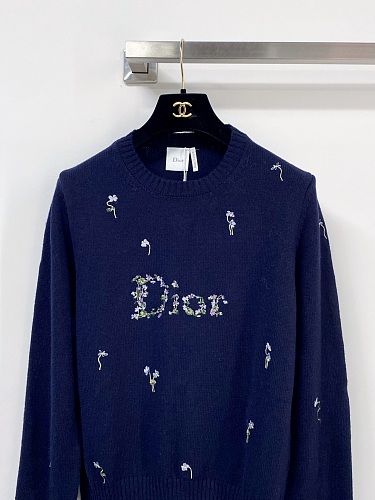 Colorblocked Graphic Print Slim Fit Long Sleeve Knit Top
