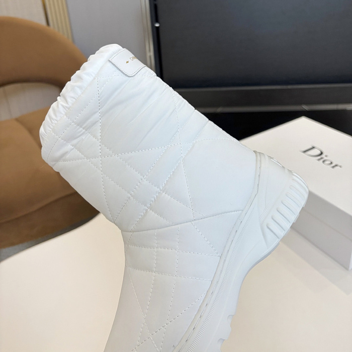 White Quilted Winter Snow Boots With Waterproof Fabric