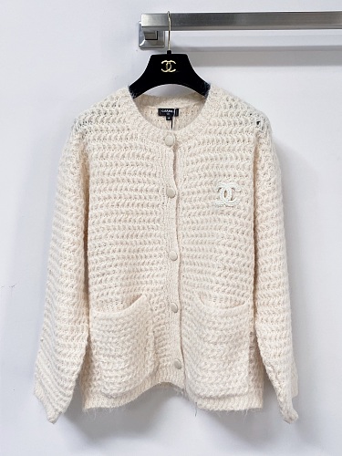 Breathable Knit V-Neck Cardigan With Chic Letter Print Detail