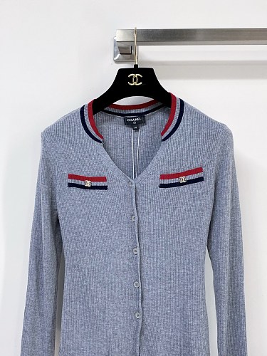Color Block Graphic Detail Breathable Long Sleeve Knit Top