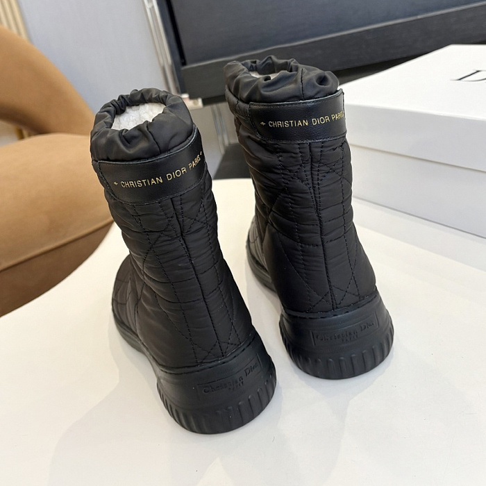 Black Quilted Puffer Snow Boots With Plush Lining