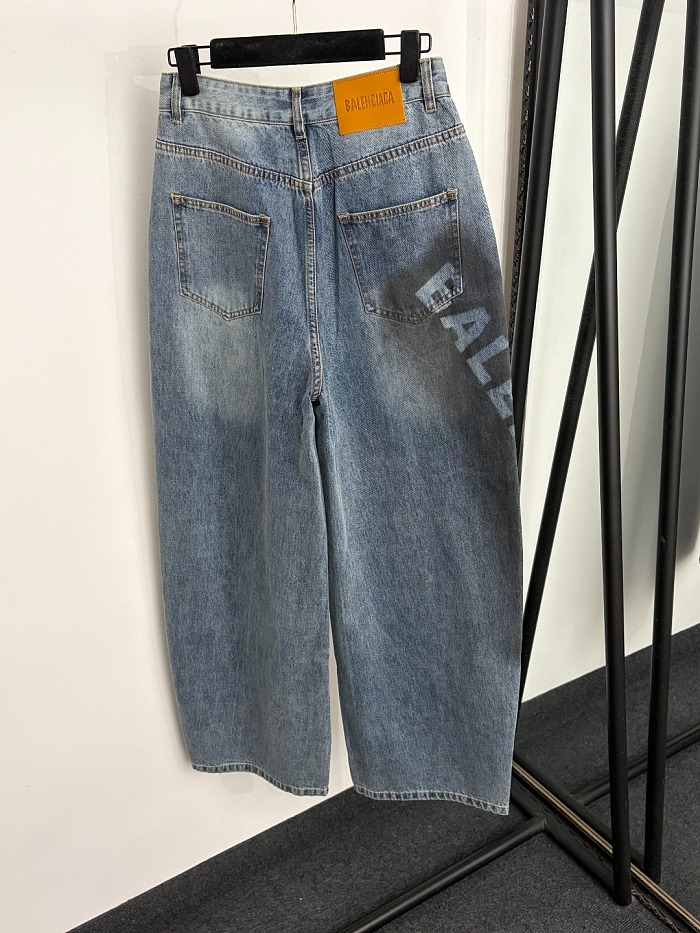 Distressed Spray Paint Letter Print Curved Wide Leg Denim Jeans