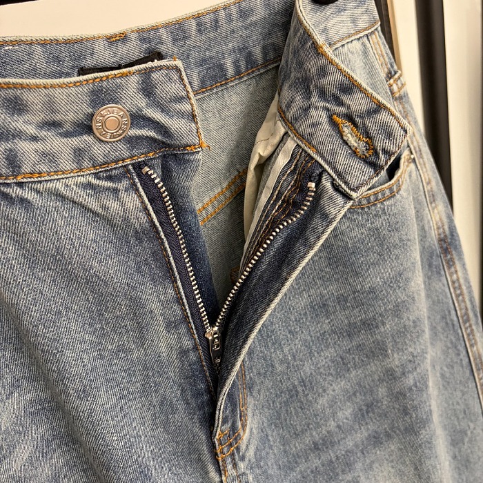Distressed Spray Paint Letter Print Curved Wide Leg Denim Jeans