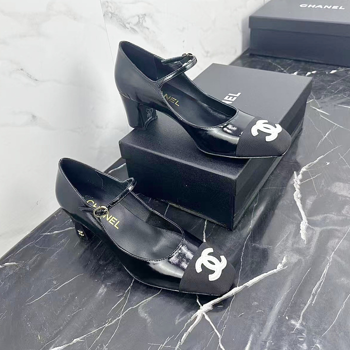 Patent Leather Mary Jane Pumps With Block Heel And Contrasting Cap Toe