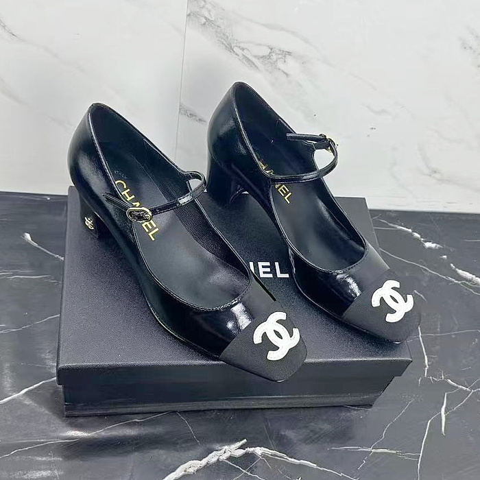 Patent Leather Mary Jane Pumps With Block Heel And Contrasting Cap Toe
