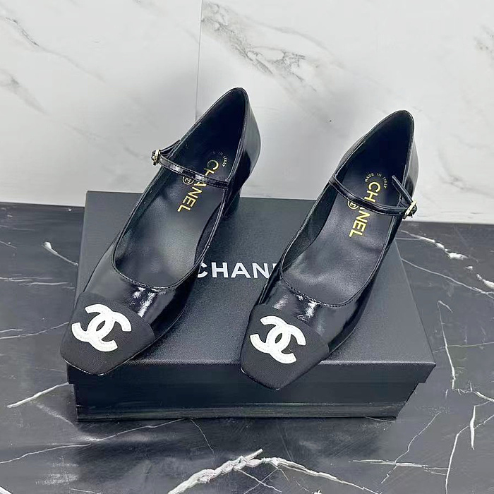 Patent Leather Mary Jane Pumps With Block Heel And Contrasting Cap Toe