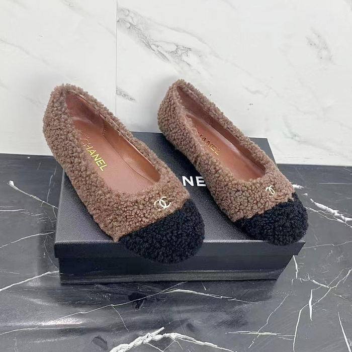 Two-Tone Shearling Faux Fur Slip On Flat Loafers