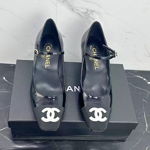 Patent Leather Mary Jane Pumps With Block Heel And Contrasting Cap Toe