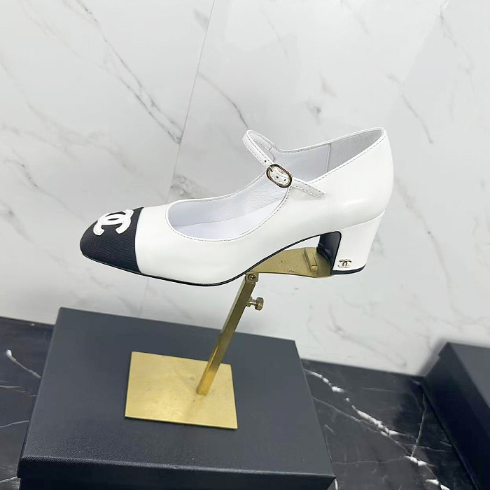 Heeled Mary Jane Pumps With Contrast Cap Toe