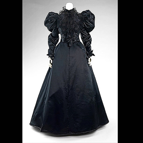 Victorian Rococo Medieval Gown Black Satin Puff Sleeve Gothic Sissy Crossdressing Dress [G899]