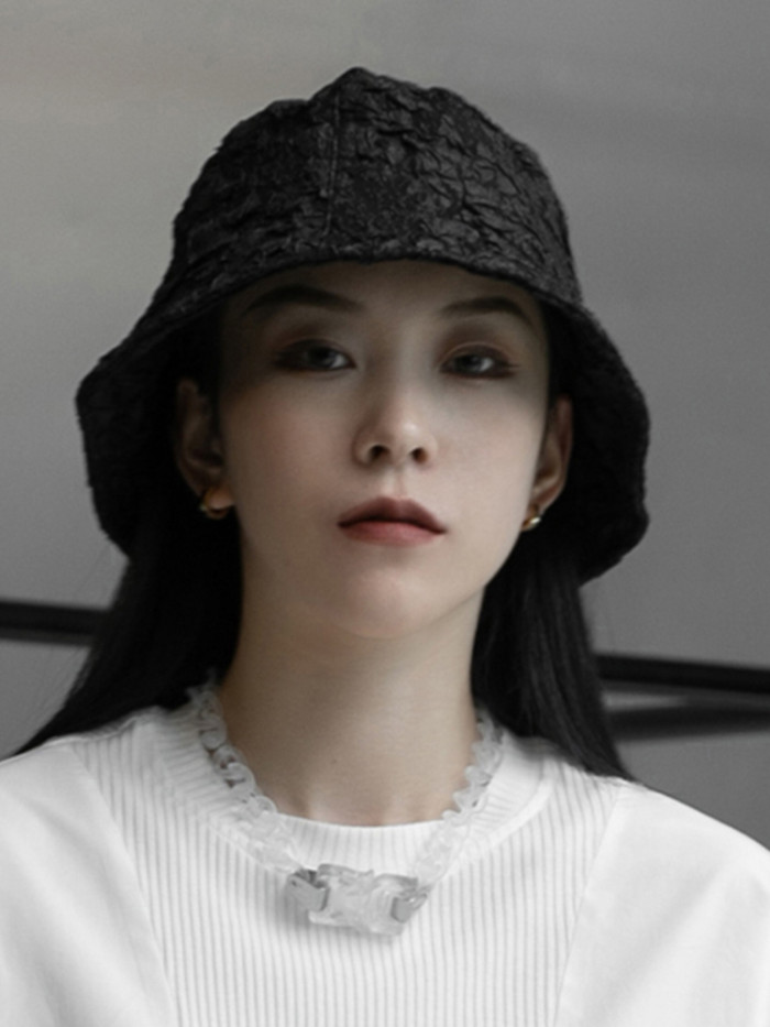[EAM] Women White Pleated Casual Fishermen Hat New Round Dome Temperament Fashion Tide All-match Spring Autumn 2024 1DF5711