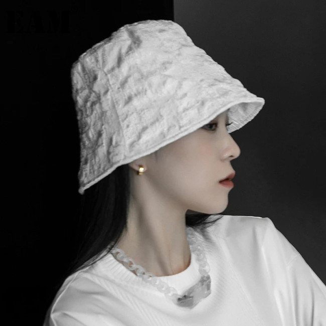 [EAM] Women White Pleated Casual Fishermen Hat New Round Dome Temperament Fashion Tide All-match Spring Autumn 2024 1DF5711