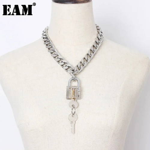 [EAM]  Women Big Chain Key Decoration Cool Buckle Metal Necklace New Temperament Fashion All-match Spring Autumn  1A139