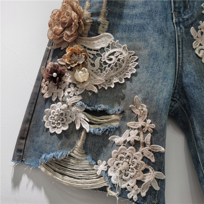 Lace-patterned, brushed, perforated, rhinestone and stretchable denim shorts DLZ060605