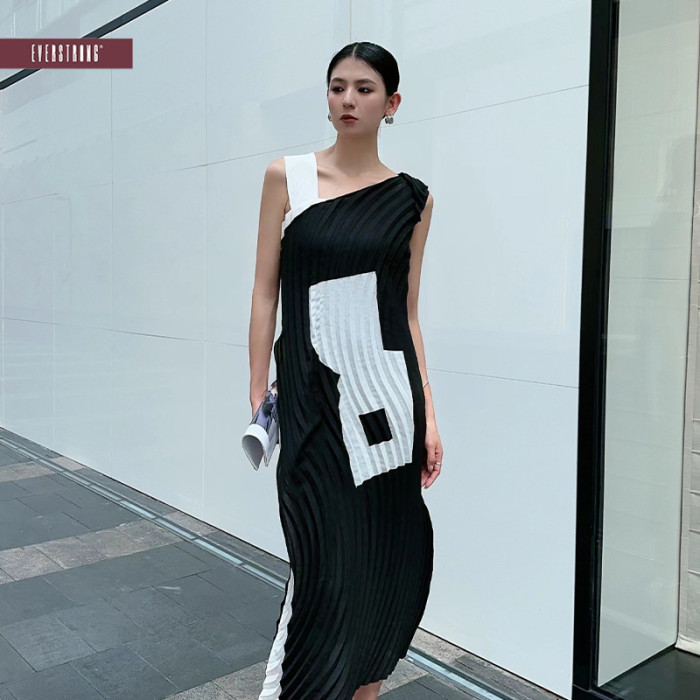 This punk-style dress features a trendy, flowing design with ruffled, European and American style waves. The chic, pieced-together silhouette is long and slimming. 