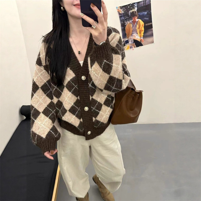 New color-matched diamond-pattern V-neck sweater coat  DLZMY12004