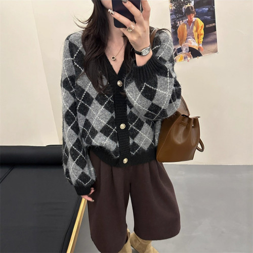 New color-matched diamond-pattern V-neck sweater coat  DLZMY12004