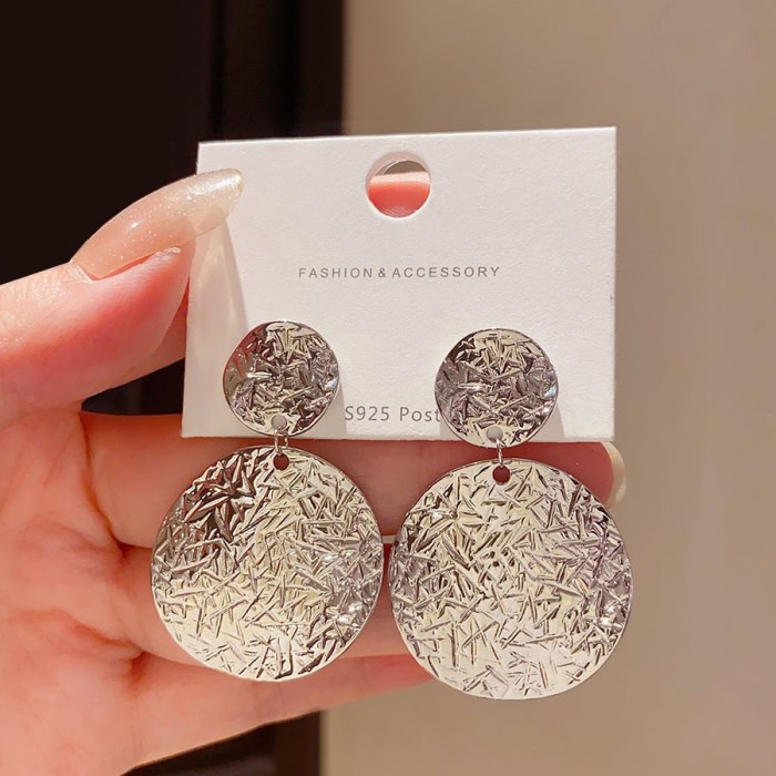 Large earrings with heavy metal texture, presenting a cool and minimalist style of jewelry. DLZEH08